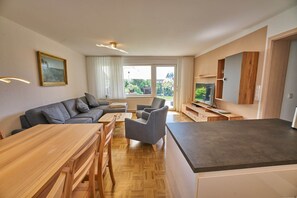 Smart-TV, DVD-Player, Tischtennisplatte, Stereoanlage