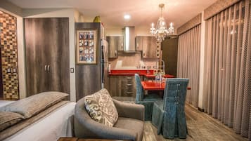 Suite Atenas | Cocina privada | Refrigerador y microondas