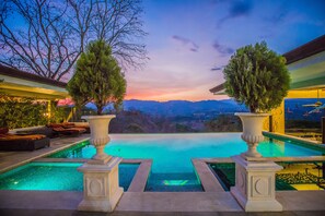 Outdoor pool, pool loungers - La Toscana Hills (Atenas)
