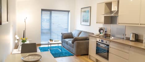 Executive Apartment | Ruang tamu | TV Pintar