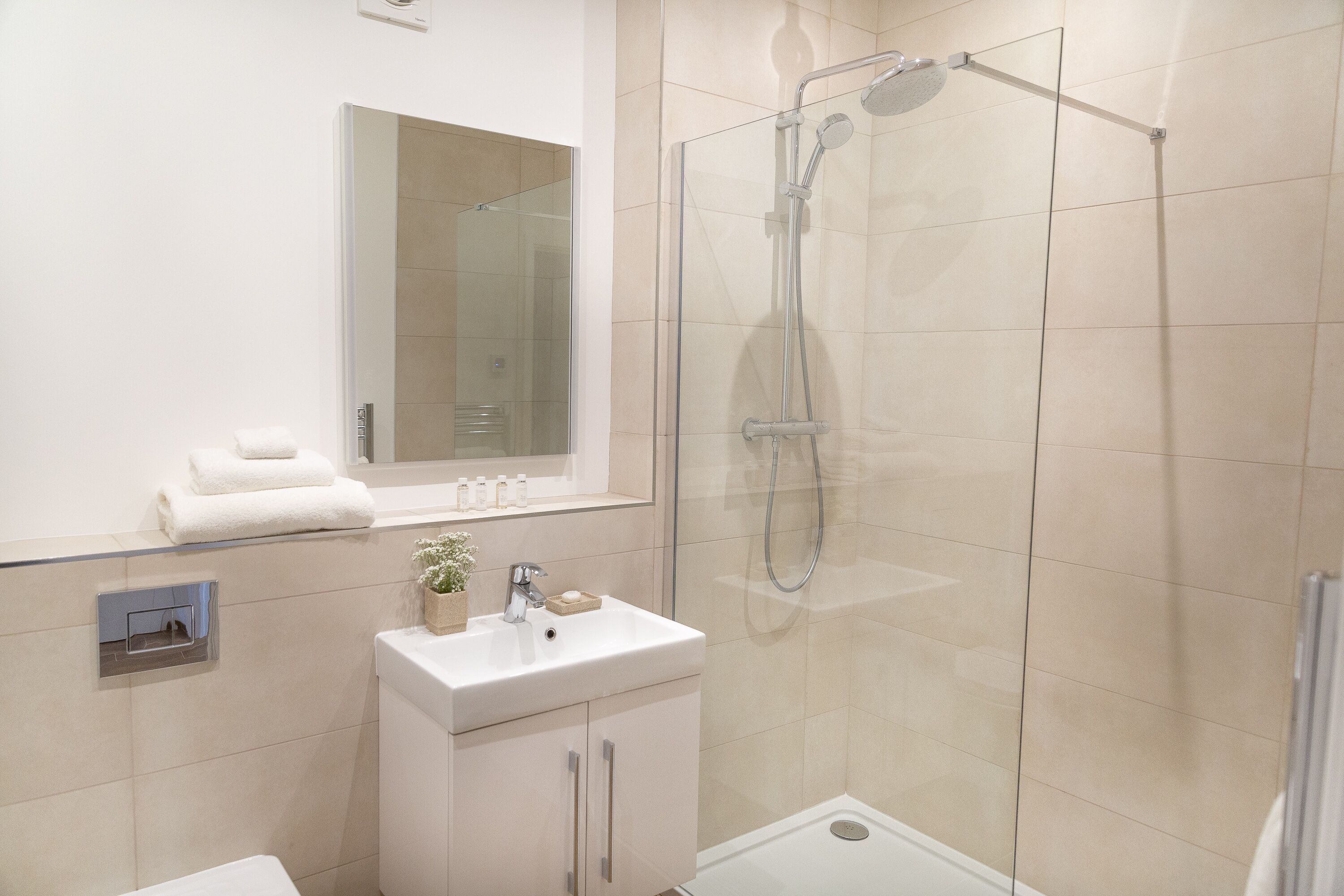 Executive appartement | Badkamer | Een douche, een haardroger, pantoffels, handdoeken