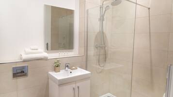 Executive Apartment | Bathroom | Shower, hair dryer, slippers, towels