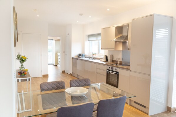 Executive Apartment | Private kitchen | Full-size fridge, oven, stovetop, dishwasher - Citystay Living - Franklin House (Cambridge)