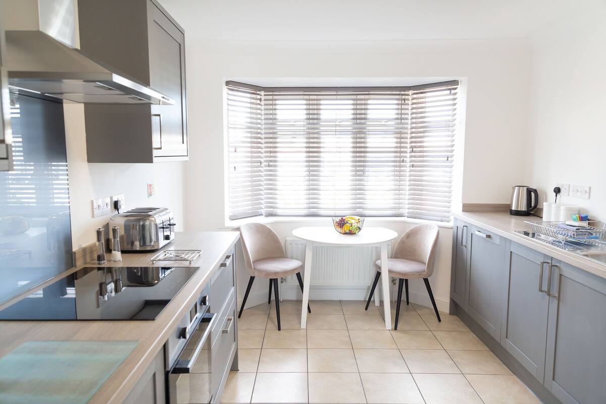 Business Apartment | 1 bedroom, premium bedding, laptop workspace, iron/ironing board