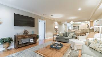 House | Ruang tamu | TV