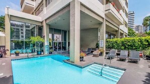 Outdoor pool - The Crown Towers (Los Angeles)