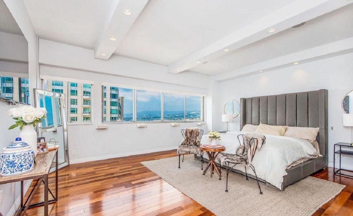 شقة تنفيذية - منظر للمدينة | خزنة داخل الغرفة وستائر تعتيم وتجهيزات عازلة للصوت ومكواة/لوح كي