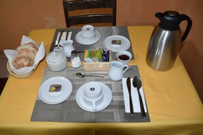 Desayuno continental gratuito y diario