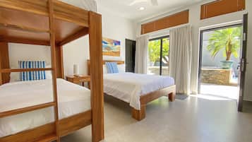 Villa Deluxe, 4 habitaciones, vistas a la piscina | 4 dormitorios, caja fuerte, tabla de planchar con plancha y wifi gratis