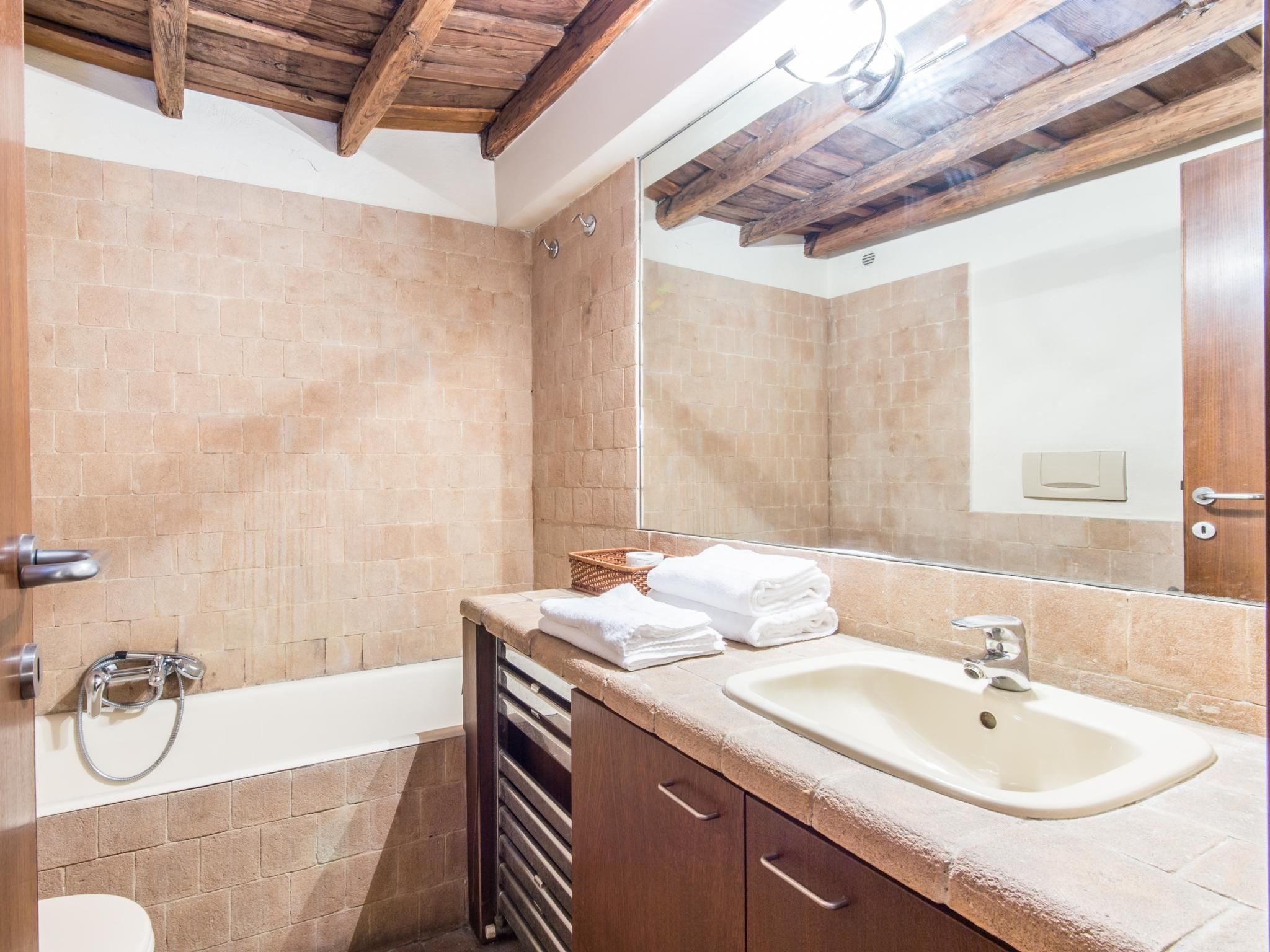Une salle de bain avec une baignoire, un lavabo et un miroir.