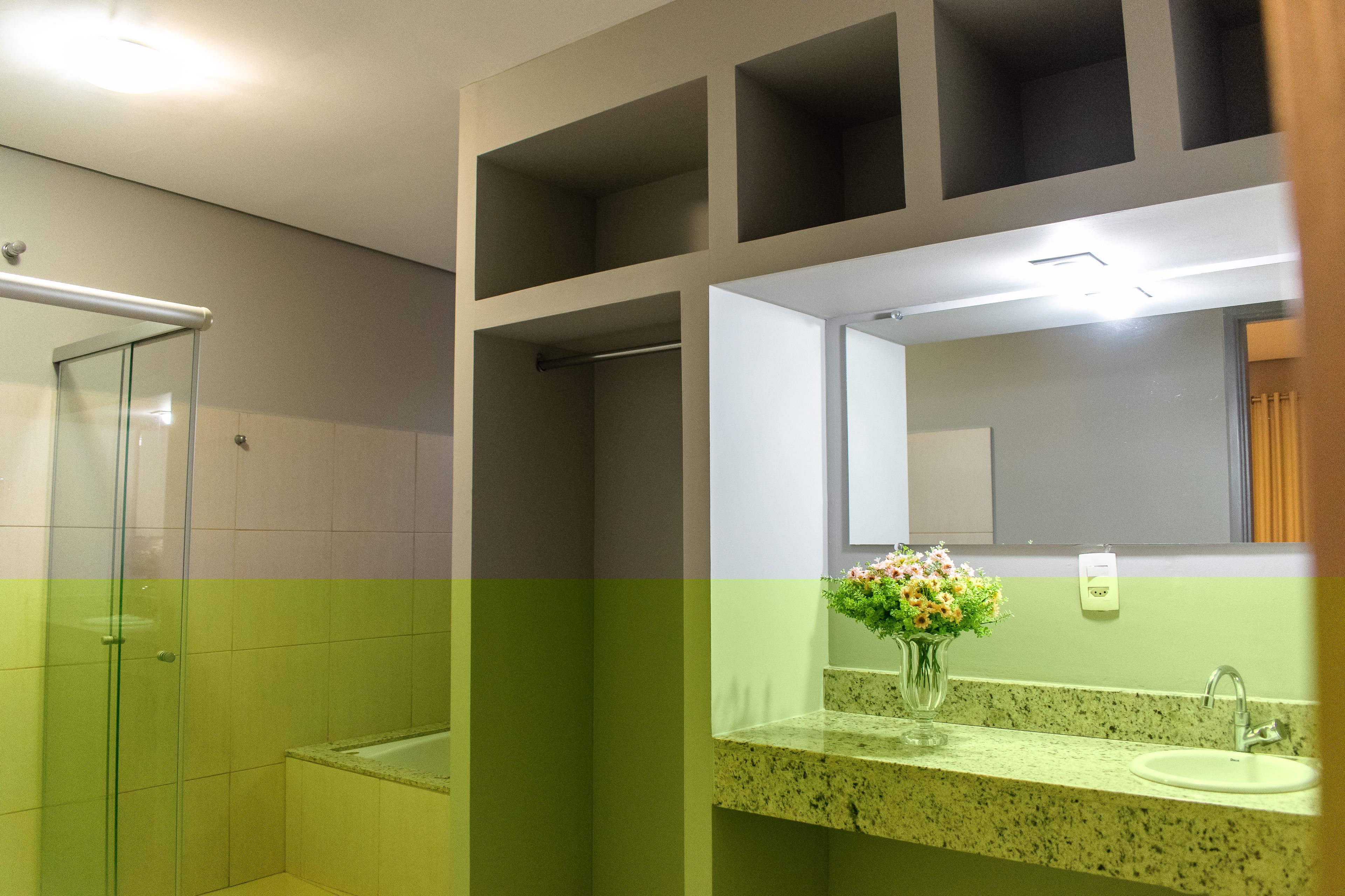 studio suite | bathroom | shower, free toiletries, towels