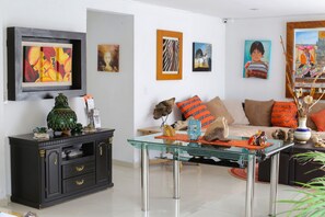 Televisión LED, tablet y Netflix