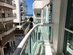 Apartamento luxo, várias camas, vista para a praia | Vista do quarto