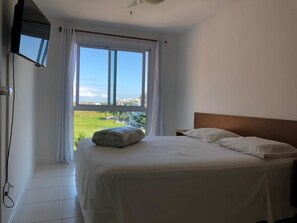 Apartamento Deluxe, varias camas, vistas a la playa | Mobiliario individual, escritorio, cortinas opacas y camas supletorias