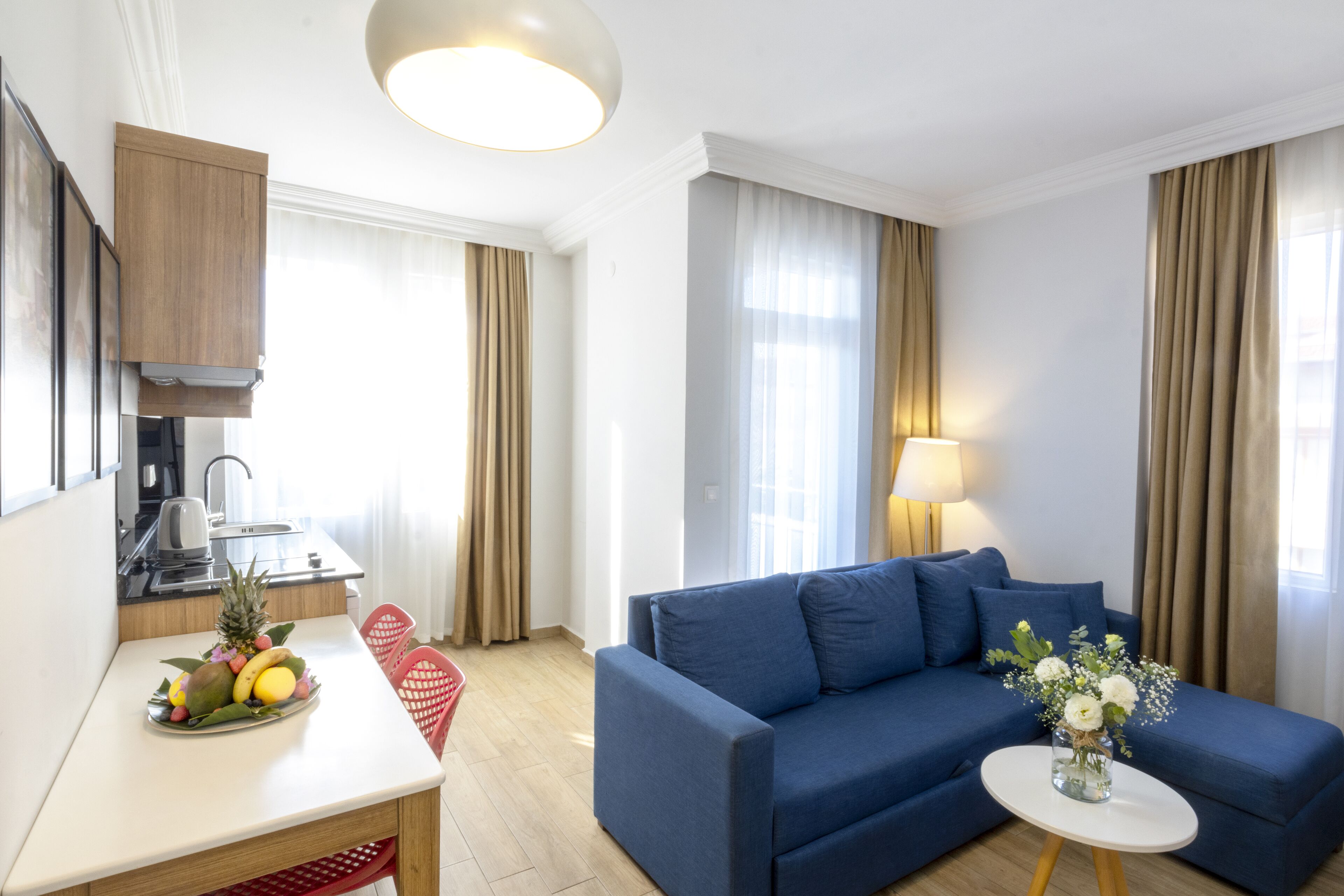 1 habitación, caja de seguridad en la habitación y escritorio 