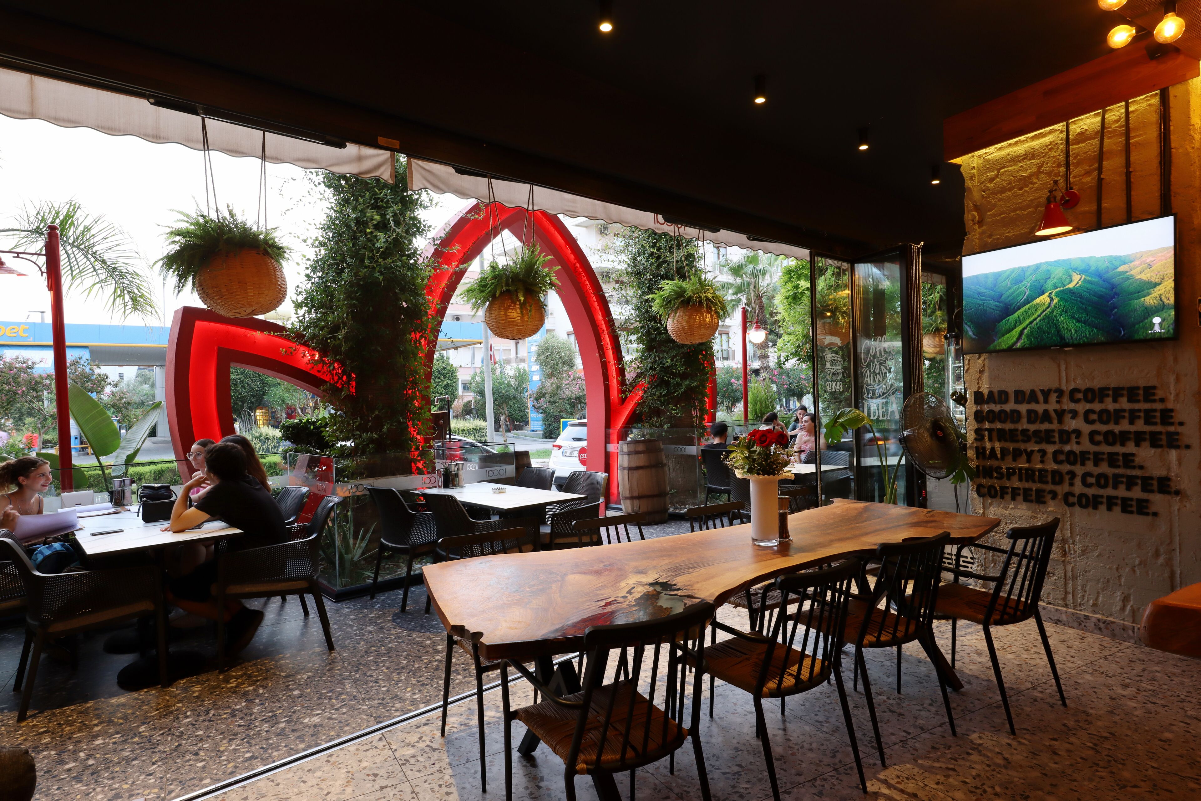 供应早餐、午餐和晚餐