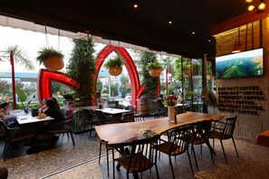 Serveert ontbijt, lunch en diner