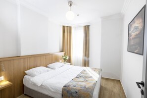 1 habitación, caja de seguridad en la habitación y escritorio 