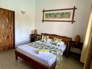 Een kluis op de kamer, een bureau, een strijkplank/strijkijzer