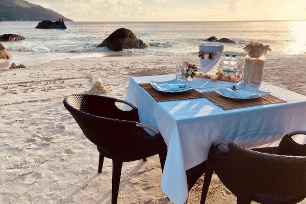 2 restaurants; lunch and dinner served