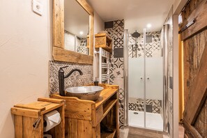 Perhemökki, oma kylpyhuone, näköala pihalle (SPA & Sauna) | Kylpyhuone