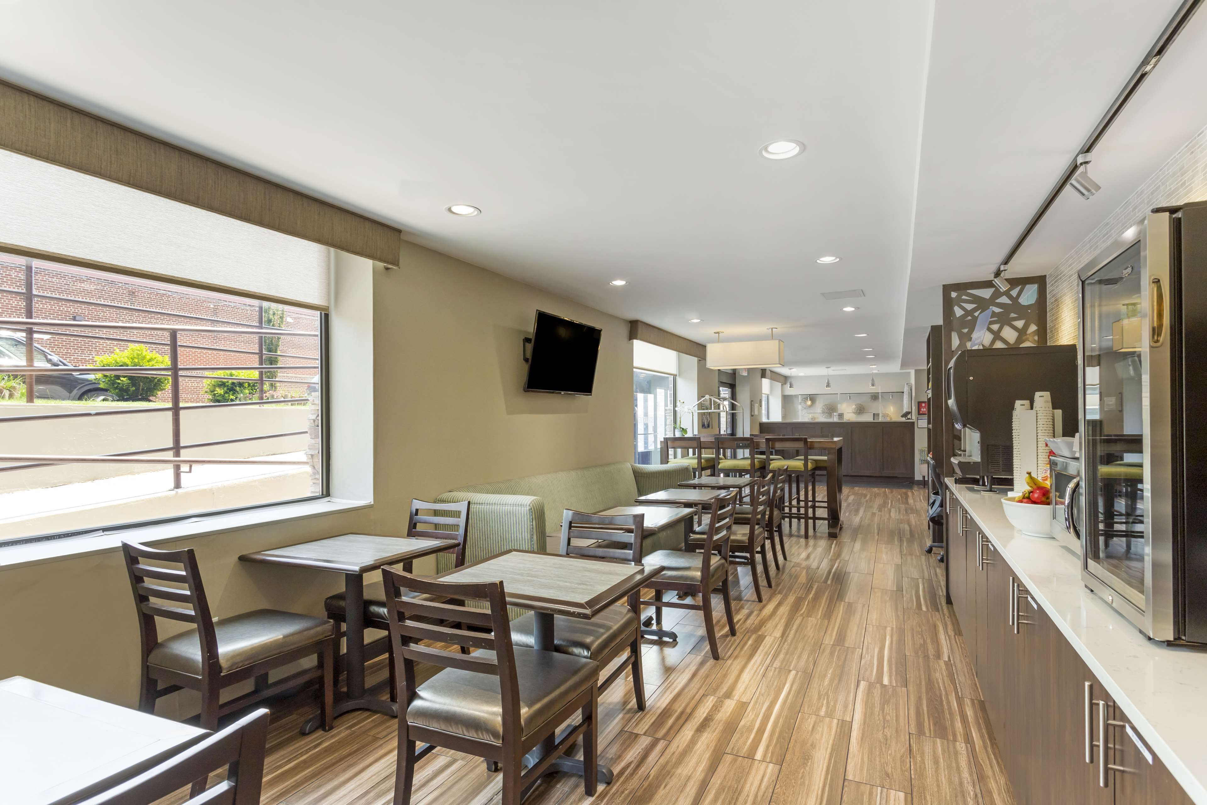 free daily continental breakfast