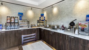 Een moderne keuken met een metselwerk achterwand, een koffiehoek en een gaufre-ijzer.