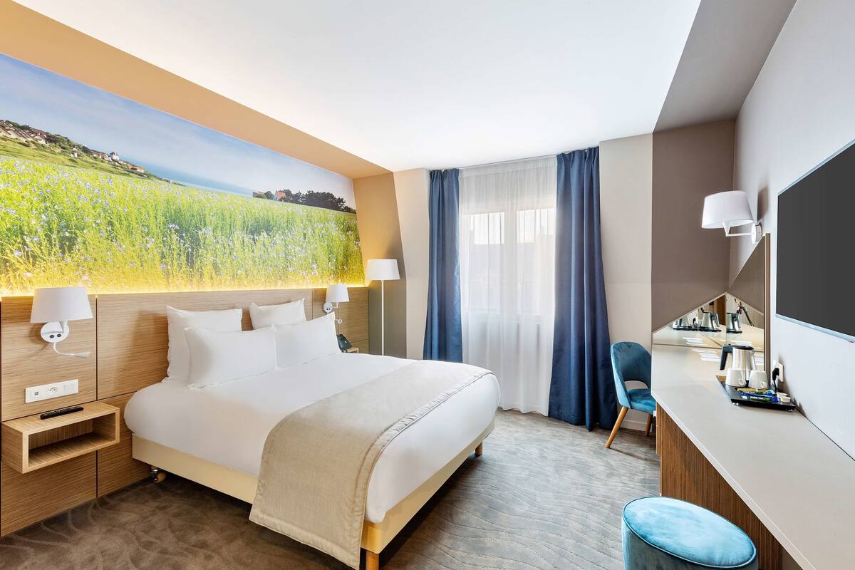 In-room safe, desk, soundproofing, iron/ironing board (on request)