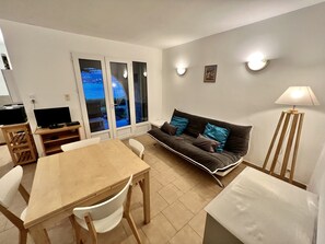 Tv, ett bordtennisbord och böcker