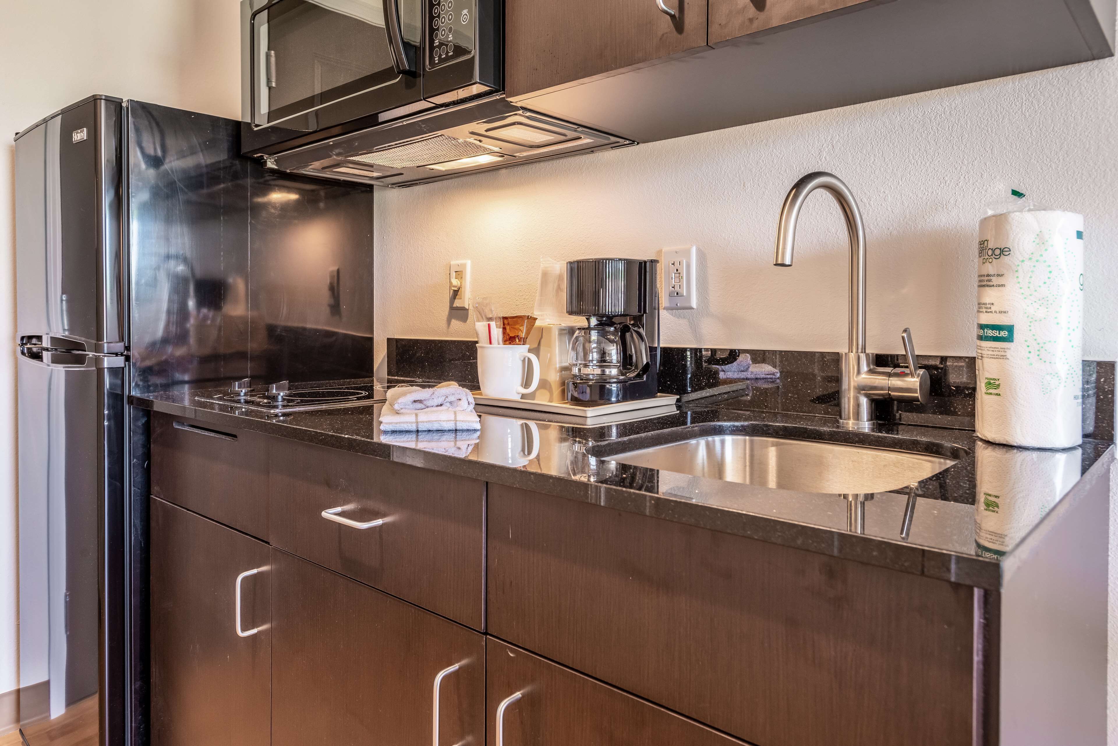 Grand réfrigérateur, micro-ondes, plaque de cuisson