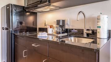 Grand réfrigérateur, micro-ondes, plaque de cuisson