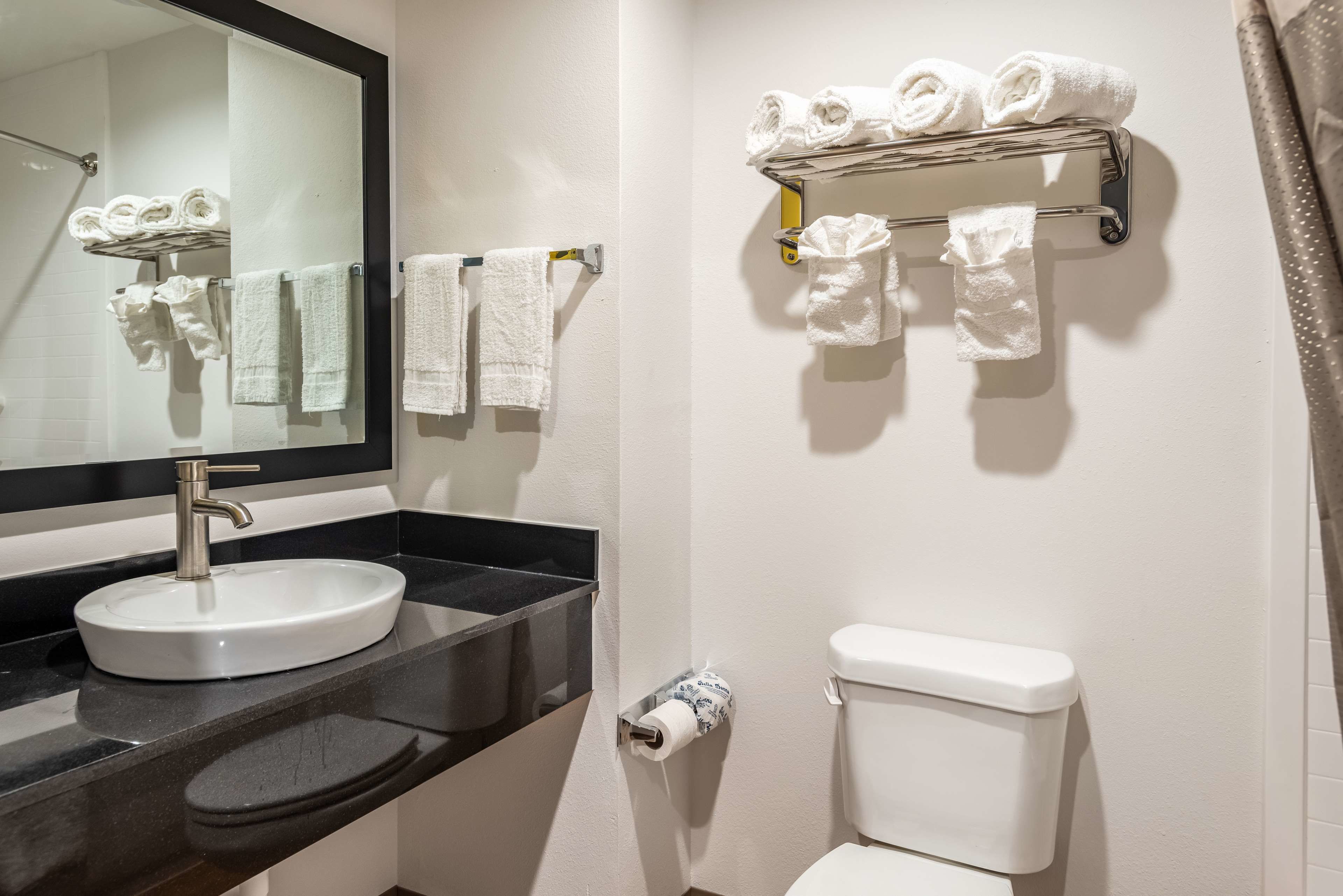 combined shower/bathtub, towels