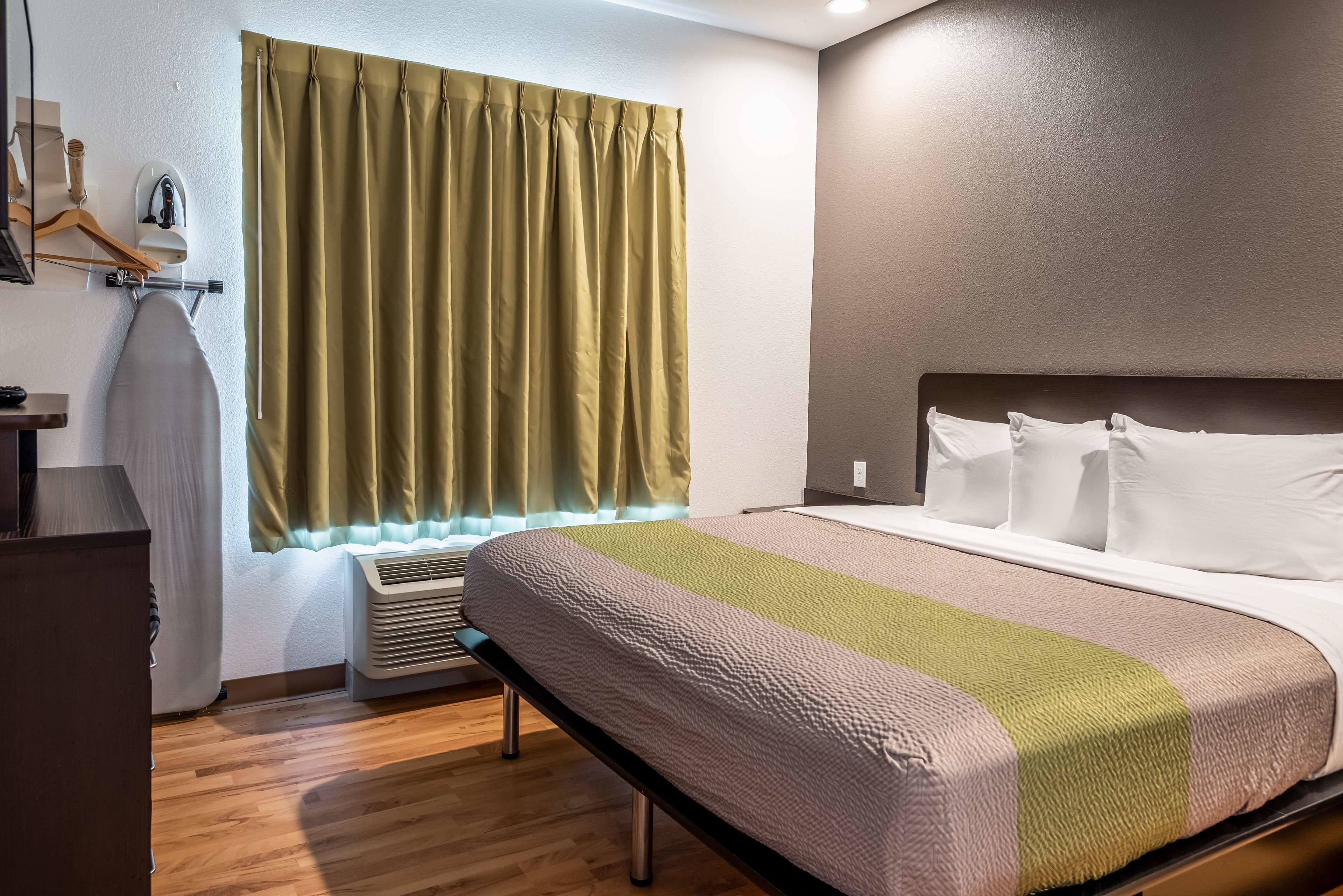 deluxe suite, 1 king bed, non smoking, kitchenette | free wifi, bed sheets