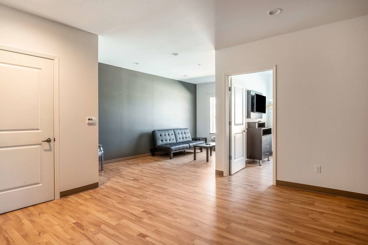 deluxe suite, 1 king bed, non smoking, kitchenette | free wifi, bed sheets