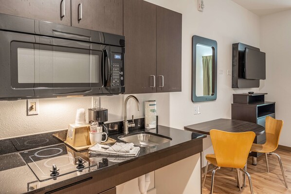 Frigorífico grande, microondas, placa de cocina y cafetera o tetera