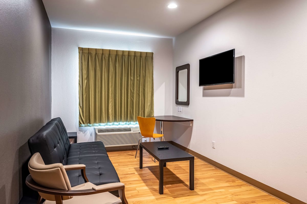 deluxe suite, 1 king bed, non smoking, kitchenette | free wifi, bed sheets