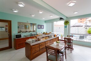 Tägliches inbegriffenes Frühstücksbuffet