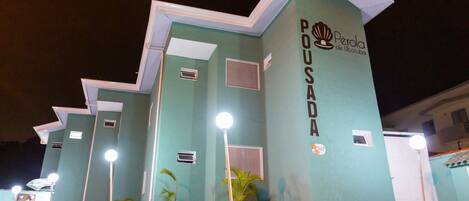 A building with the sign 'Pousada de Ubatuba' and a number '347' on the wall.