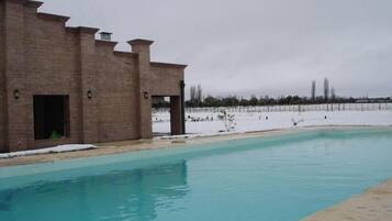 Een seizoensgebonden buitenzwembad