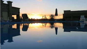 Una piscina al aire libre de temporada