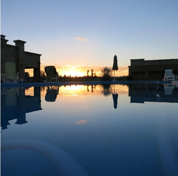 Una piscina al aire libre de temporada