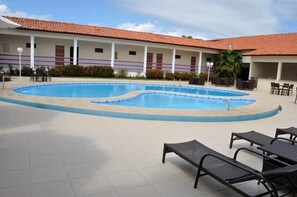 สระว่ายน้ำในร่ม, สระว่ายน้ำกลางแจ้ง