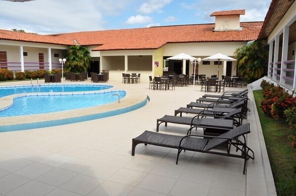 สระว่ายน้ำในร่ม, สระว่ายน้ำกลางแจ้ง