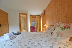 4 bedrooms, internet, bed sheets, wheelchair access