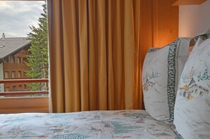 4 bedrooms, Internet, bed sheets, wheelchair access
