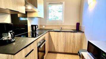 Een koelkast, een microgolfoven, een oven, een kookplaat