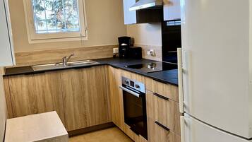 Een koelkast, een microgolfoven, een oven, een kookplaat