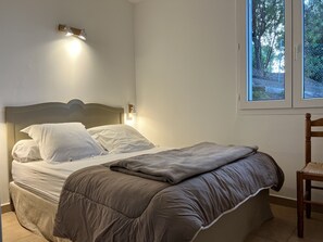 1 slaapkamer, een strijkplank/strijkijzer, reisbedje, gratis wifi