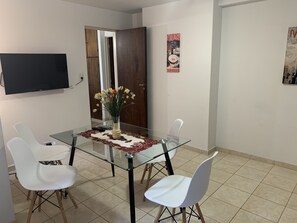 Standard-Apartment | Essbereich im Zimmer