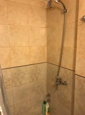 Standard-Apartment | Badezimmer | Dusche, kostenlose Toilettenartikel, Haartrockner, Handtücher